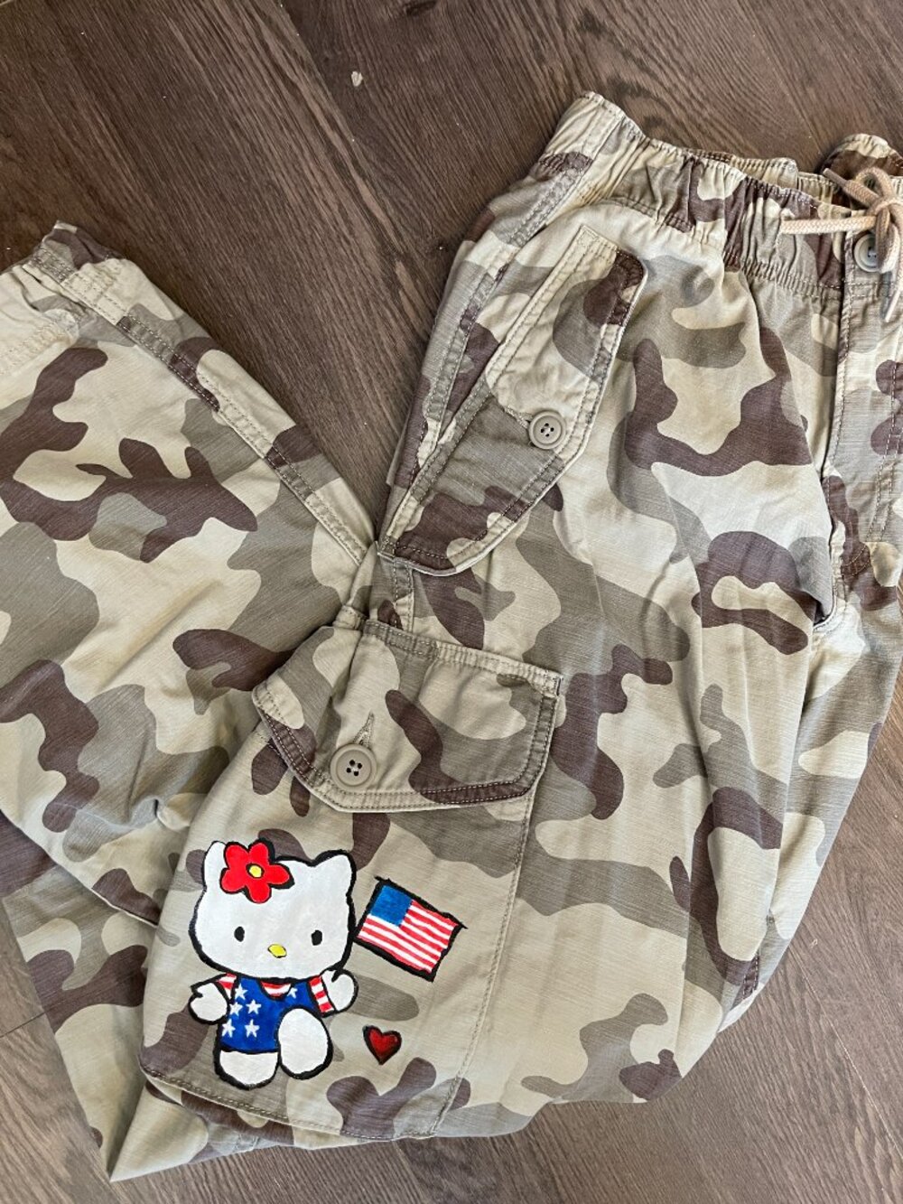 Hand-Painted Hello Kitty Camouflage Cargo Pants Levi's - Picture 7 of 7